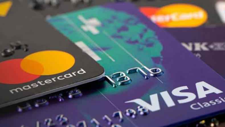Algerians Rush to Banks for Travel Allowance Cards Amid New Disbursement Rules