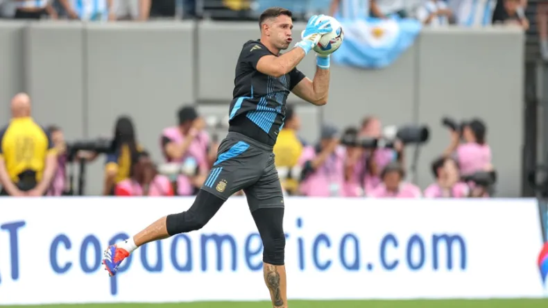 Martínez's Broken Finger Puts World Cup Hopes in Doubt