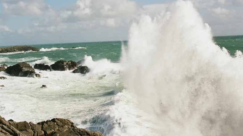 Meteorological Services Warn of Strong Waves Along Coastlines