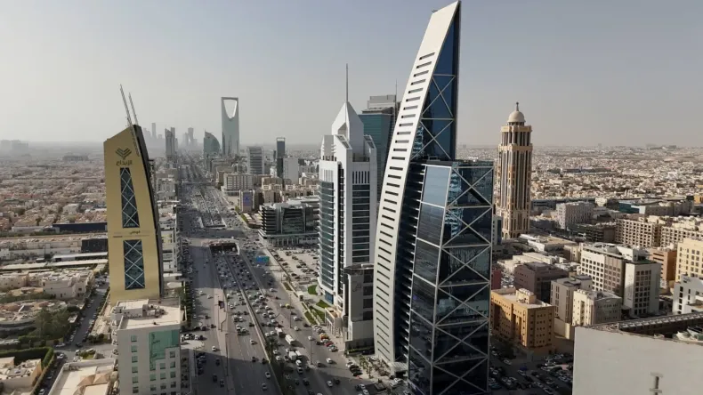 السعودية تمدد تعليق الرحلات في مطار الرياض