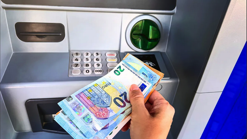 Algerian Banks Launch New Exchange Right for Travelers Abroad