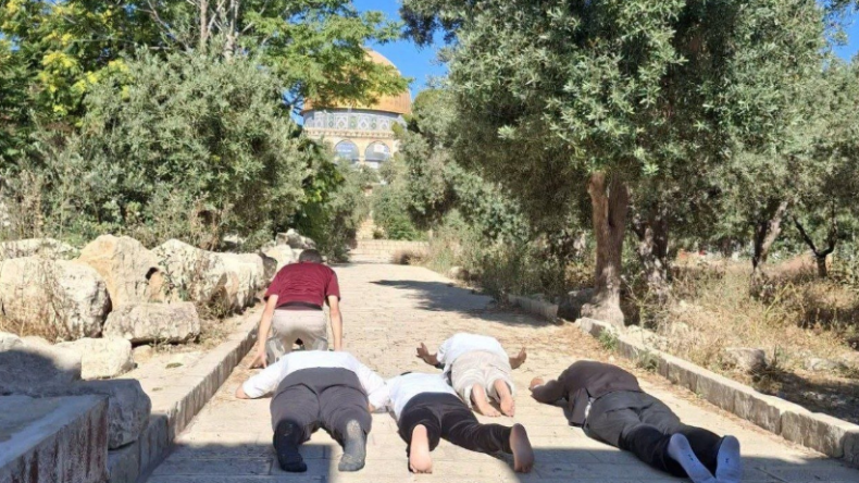 Extremist Settlers Storm Al-Aqsa, Perform Rituals Under Israeli Protection