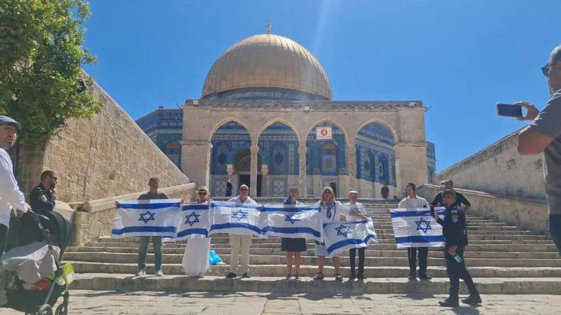 Extremist Settlers Storm Al-Aqsa Mosque, Raise Israeli Flags
