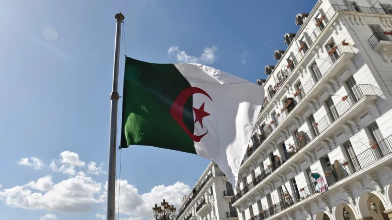 الصالونات السياسية والمنابر الإعلامية في باريس تتحاشى استهداف الجزائر