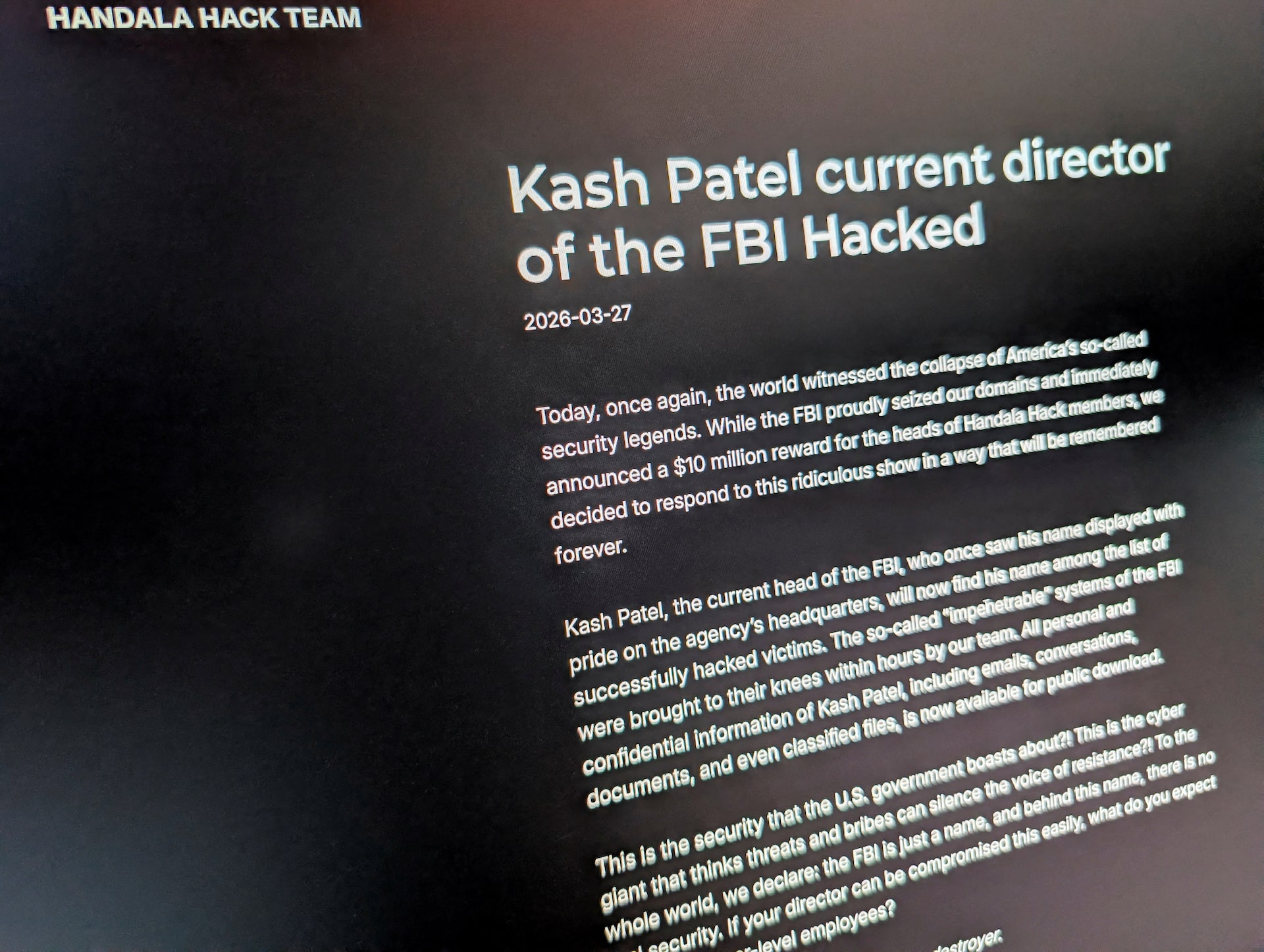 Le 27 mars 2026, un écran à Washington affiche le site web utilisé par le groupe de pirates informatiques Handala, un groupe lié à l'Iran qui a revendiqué le piratage du compte de messagerie personnel du directeur du FBI, Kash Patel.