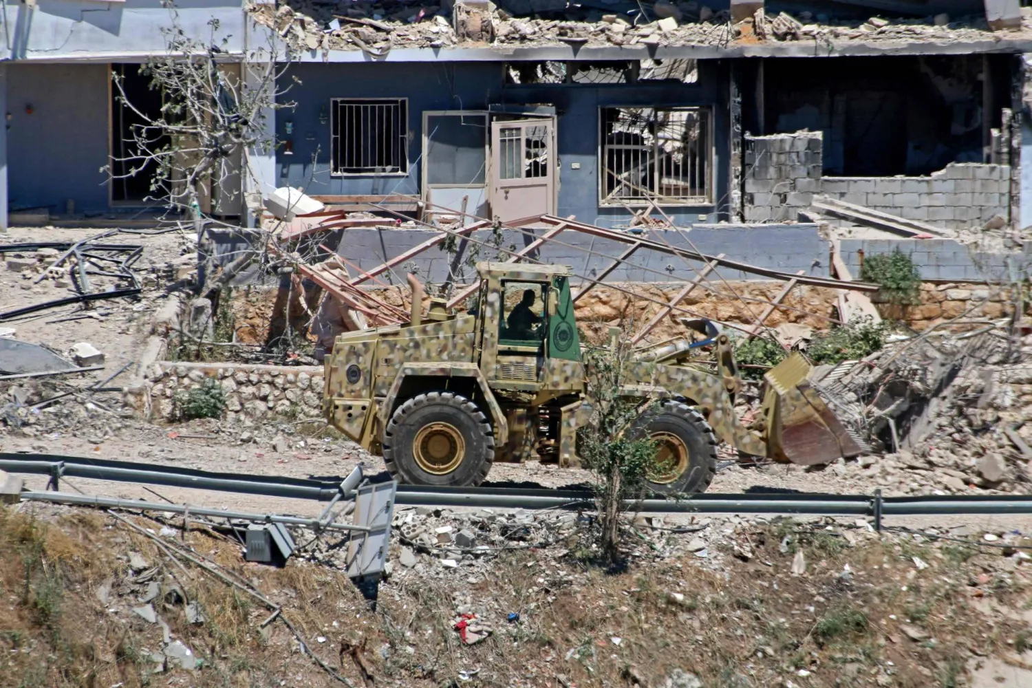 Fragile Ceasefire Holds Unevenly as Lebanon and Israel Exchange Fire