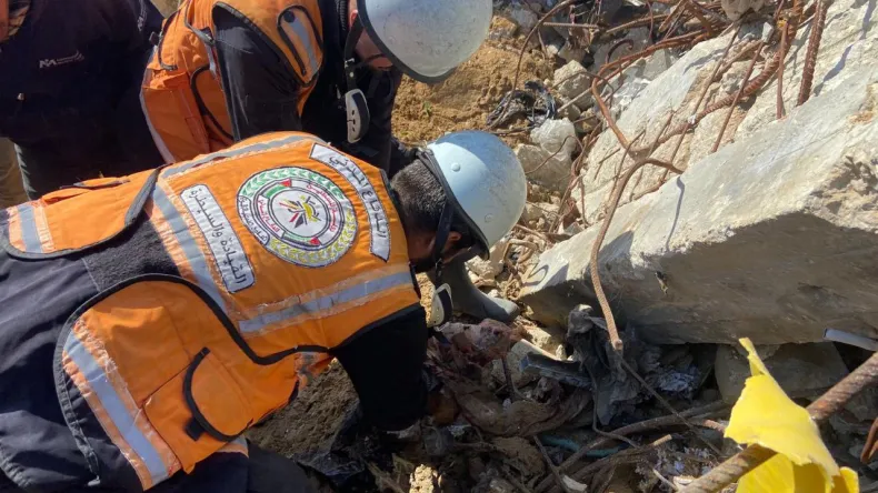 Gaza Civil Defense Recovers 17 Bodies from Rubble Amid Ongoing Destruction