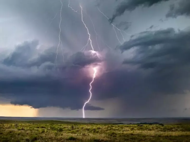 Algeria Braces for Monday Thunderstorms Across 22 Provinces